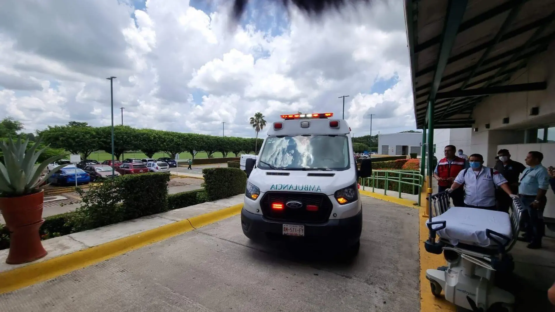 Ambulancia entrando a hospital